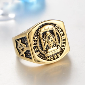 Bague maçonnique homme dorée avec symbole G, gravures Faith Hope Charity et compas chic