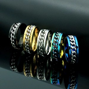 Detalle de cinco anillos giratorios para hombre en negro, oro, plata, arcoíris y azul