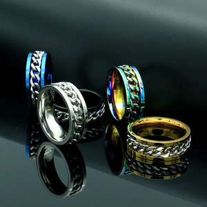 Detalle de anillos con cadena giratoria en acabados azul, plata, arcoíris y dorado