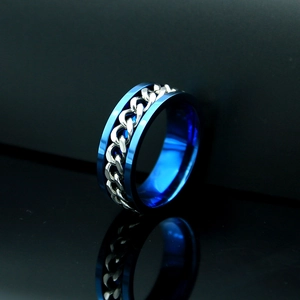 Vista macro del anillo giratorio de acero de titanio azul con cadena de plata antiestrés