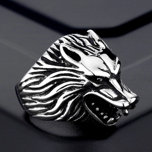 Bold punk style wolf head ring in vintage silver finish made of durable titanium steel
