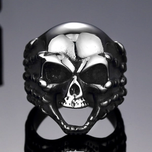 Vista macro de anillo calavera de acero inoxidable con diseño detallado de hueso vintage