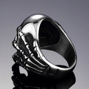 Primer plano detallado de la mano de esqueleto gótico en un anillo punk de acero