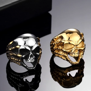 Detalle de los anillos de calavera gótica en acero inoxidable pulido plata y oro