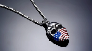 Makroaufnahme eines Punk-Edelstahlschädel-Anhängers mit Details des US-Flaggenmusters