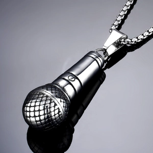Colgante de micrófono hip hop en acero inoxidable plateado con cadena de caja