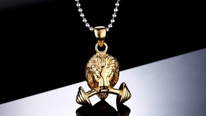 Macro-opname van leeuwenkop hanger met halter en zilveren kralenketting voor heren