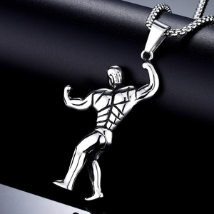 Colgante de hombre musculoso en acero inoxidable plateado pulido con cadena