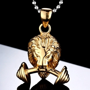 Gouden leeuwenkop met halter hanger aan zilveren kralenketting voor fitness heren
