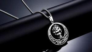 Macro detail van gotische roestvrijstalen schedelhanger met Keltische knoop op box-ketting