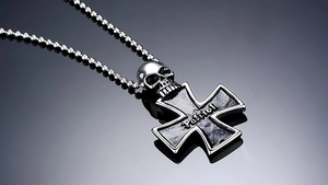Detail der Totenkopf-Eisernes Kreuz-Halskette mit Patriot-Gravur auf Kugelketten-Stahl