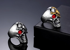 Détails de bague tête de mort punk avec yeux en strass rouges et relief de scorpion doré