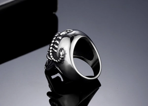 Vue macro d'une bague gothique en acier avec relief de scorpion latéral détaillé