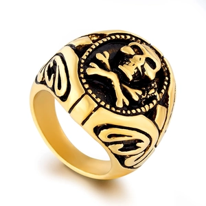 Dettaglio macro dell'anello con teschio pirata dorato e incisioni vintage intricate