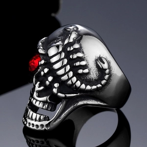 Bague gothique crâne et scorpion en acier inoxydable doré avec yeux en strass rouges