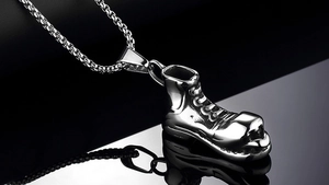 Vue macro du pendentif botte en acier inoxydable punk avec textures détaillées