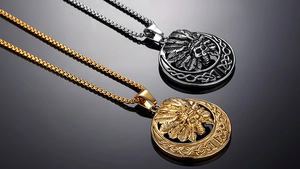 Détail du pendentif crâne en acier avec plumes tribales et chaîne à mailles