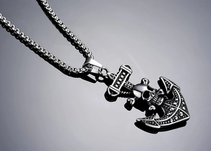Vue macro du pendentif ancre avec crâne vintage pour hommes en acier inoxydable poli