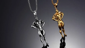Dettaglio di ciondoli per bodybuilder in acciaio inossidabile con finitura oro e argento
