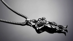 Dettaglio macro del ciondolo bodybuilder in acciaio al titanio lucido su catena box