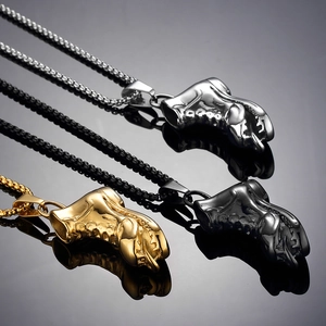 Trois pendentifs bottes punk en acier inoxydable argent noir et or avec chaîne