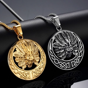 Pendentif crâne gothique avec coiffe indienne et nœuds celtiques sur chaîne à billes