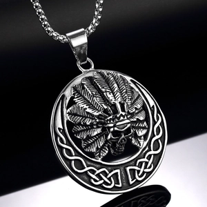 Collier en acier avec pendentif crâne de chef indien et détails de nœuds celtiques vintage