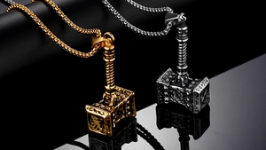 Gros plan des pendentifs marteau de Thor viking or et argent avec gravures de runes
