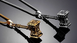 Vue macro de pendentifs marteau viking dorés et argentés avec gravures détaillées