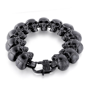 Dettaglio delle maglie del bracciale a teschio nero opaco con texture in stile punk