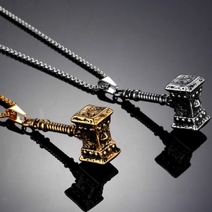 Collier avec pendentif marteau de Thor punk en or et argent avec gravures de totems nordiques