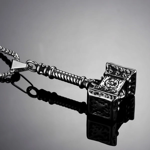 Collier avec pendentif marteau de Thor Mjolnir en acier inoxydable style punk rétro