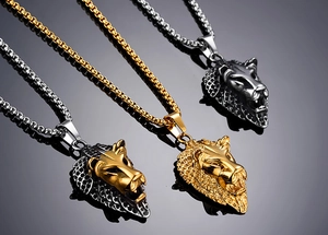 Detalle de los colgantes de cabeza de león en plata, oro y negro con cadenas gruesas