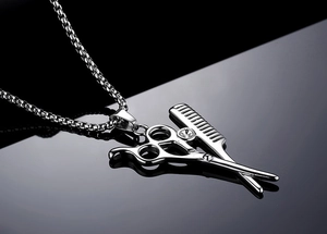 Vue macro détaillée du pendentif coiffeur avec ciseau et peigne sertis de pierre brillante
