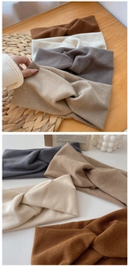 Détail de bandeaux torsadés en tricot chaud aux couleurs d'automne marron et beige
