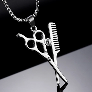 Collier pendentif ciseaux et peigne argentés avec zircone cubique sur chaîne box