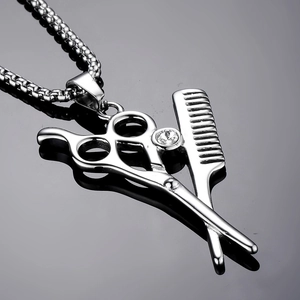 Collier avec pendentif ciseaux et peigne en acier poli et pierre de zircon cubique