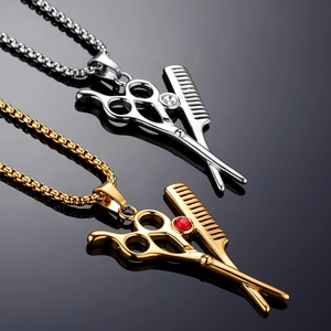 Collier avec pendentif ciseaux et peigne pour homme en finitions argent et or