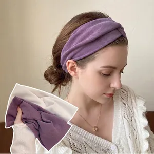 Serre-tête large violet élégant pour femmes avec design torsadé et texture tricotée douce