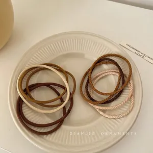 Lot de 10 élastiques à cheveux aux tons terre dans un plat en céramique pour queue-de-cheval
