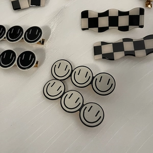 Barrettes à motif damier et smileys pour le maquillage et la coiffure en noir et blanc