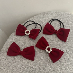 Élégant ensemble de 4 accessoires cheveux en velours bordeaux avec détails en strass