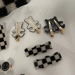 Détail de l'ensemble de barrettes à damier et ours avec clips de canard en alliage doré