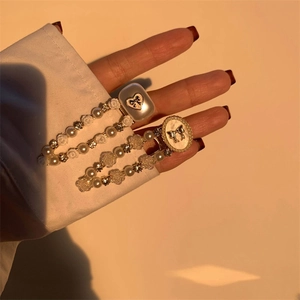 Détail de pinces à cheveux élégantes avec perles factices, roses en résine et nœuds strass