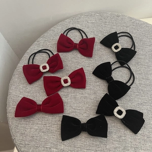 Détails des barrettes nœuds en velours avec strass en bordeaux et noir classique