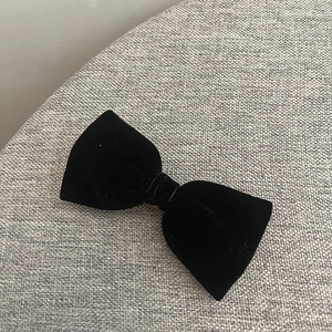 Détail macro d'un nœud papillon en velours noir de haute qualité au fini élégant