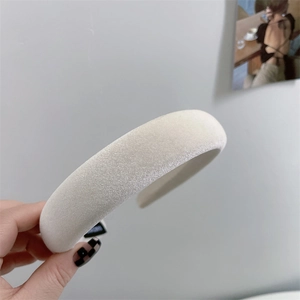Detailed close-up of the bright white velvet padded headband with non-slip inner grip