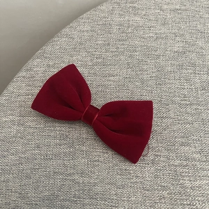 Vue détaillée du nœud en velours rouge foncé avec texture de tissu élégante