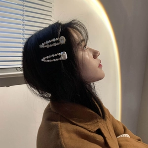 Lot de barrettes à perles de style coréen avec détails de cœur sur mannequin