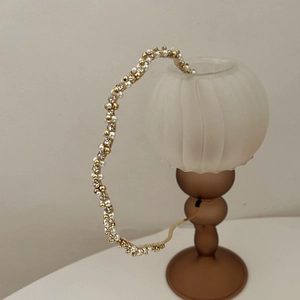 Eleganter Haarreif aus Goldmetall mit Perlen und Kristallen für einen edlen französischen Stil